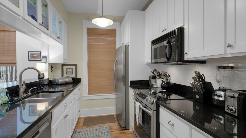 Dog-friendly Gulf Side Cottage & 6 Minutes to Beach + Community Pool & Bikes view 5