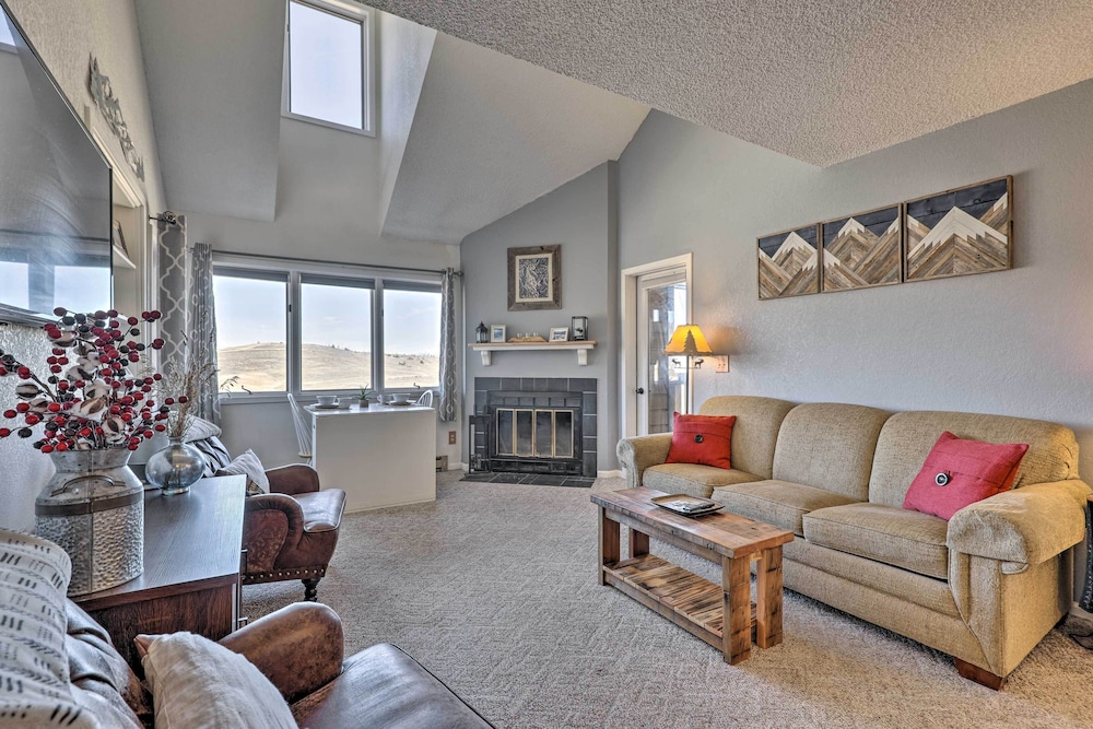 Ski-in/out Granby Condo w/ Mtn Views + Balcony!