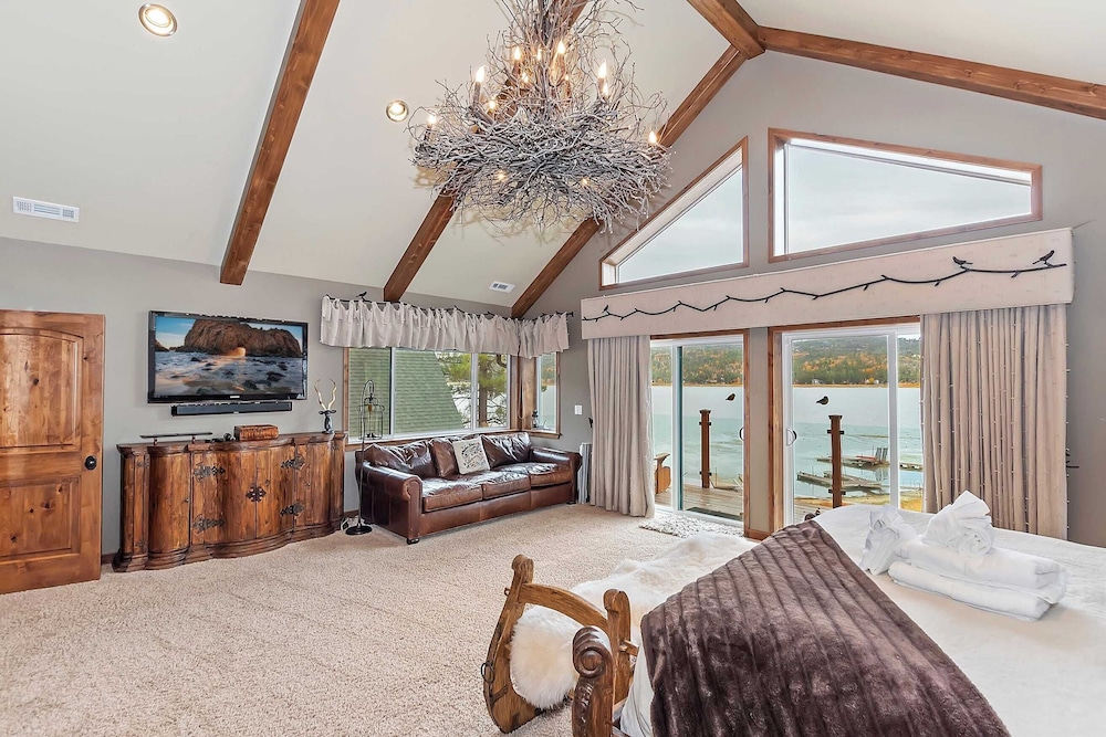 2 Lakefront Homes by Avantstay Sleeps 23, Private Dock+beach, Hot Tub, Fire Pit, Deck Views