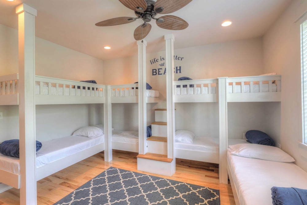Dunn Inn 2 by Avantstay Walk to Beach, Pool Access, Sleeps 17!