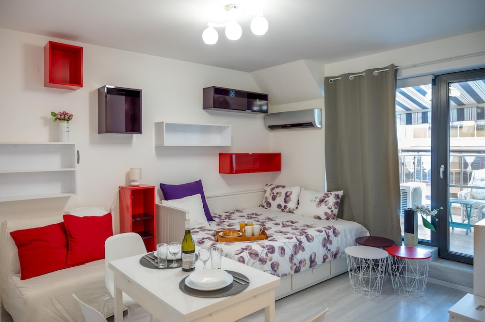 Colorful Studio With Balcony - Free Parking