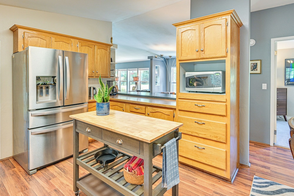 Creekside Buena Vista Retreat: Walk to Main St!