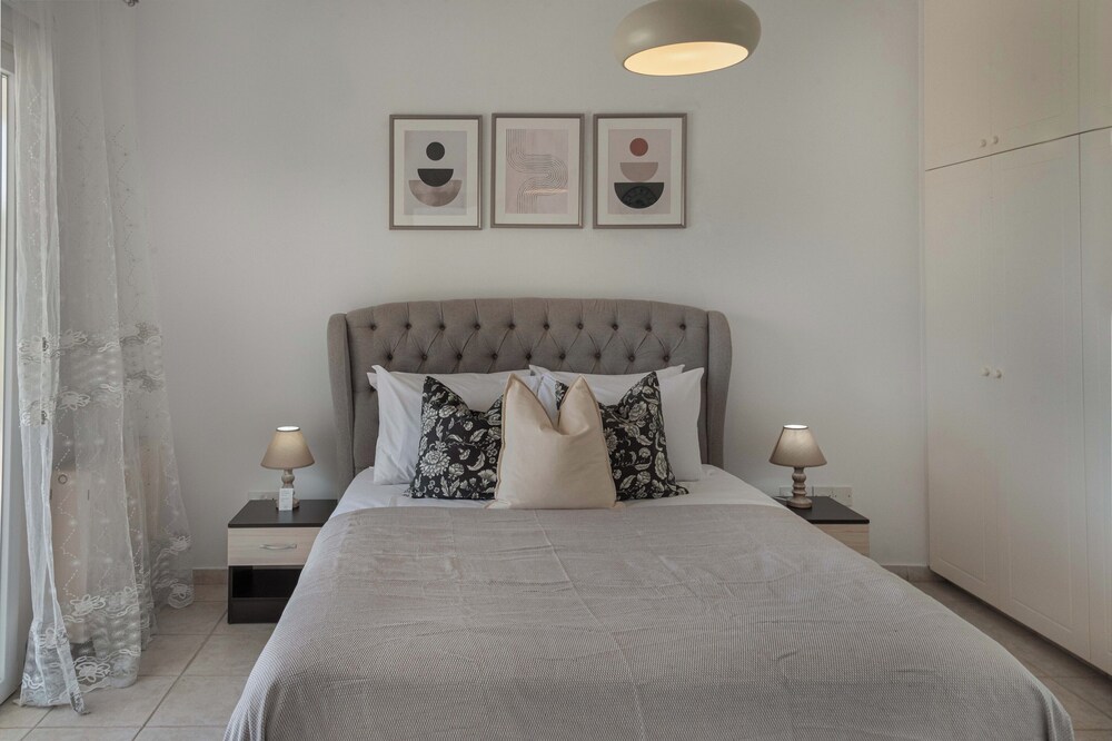 Phaedrus Living: Seaview Hilltop Maisonette