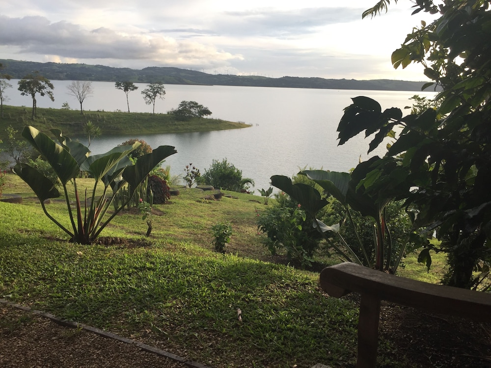 BlueBay Bugenvil Lake Lodge