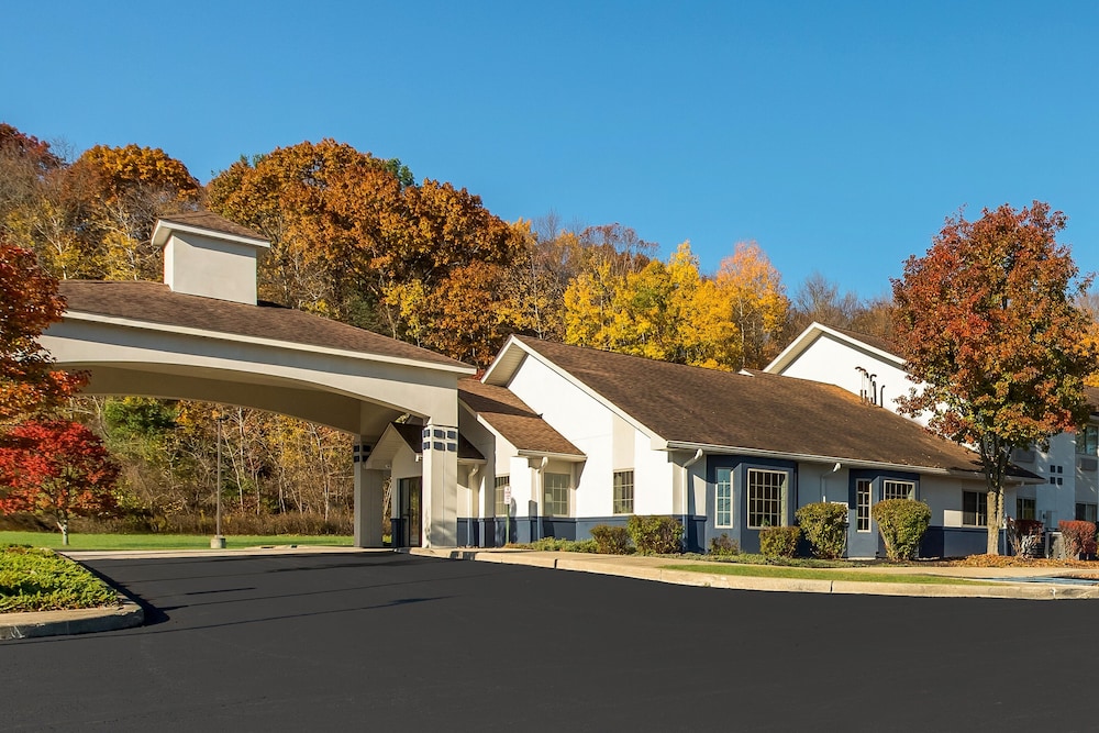 New York City Vacations - SureStay Plus Hotel by Best Western Highland Poughkeepsie - Property Image 3
