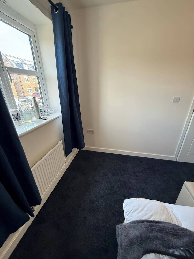Central 2 Bed Home - Parking, Ev Point, Garden
