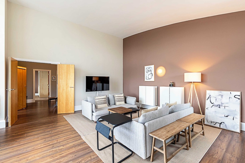 Bright and Stylish Riverside Haven in Canary Wharf