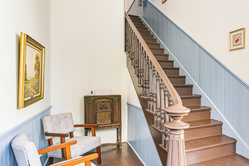 < 1/2 Mi to The Strand: Historic Galveston Apt!
