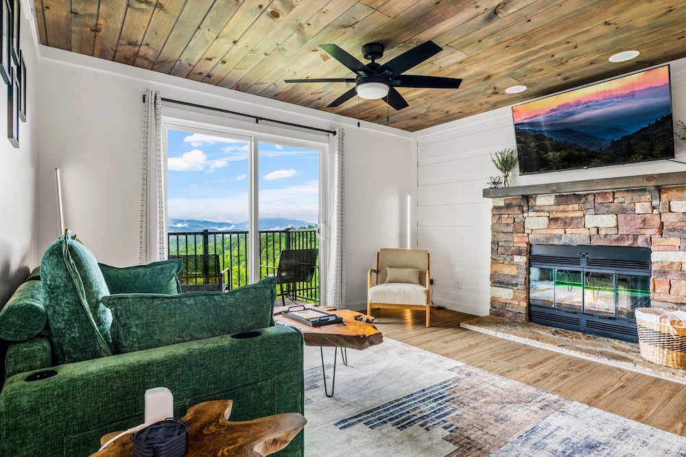 Gatlinburg Condo King Bed Pool Mountain Views