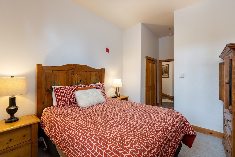 3059 The Timbers 2 Bedroom Condo by RedAwning view 4