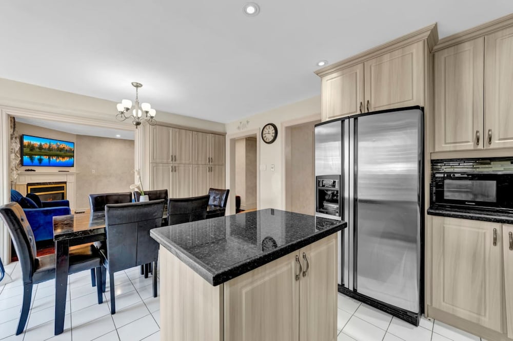 Mississauga Retreat Your Spacious 5-bedroom Home