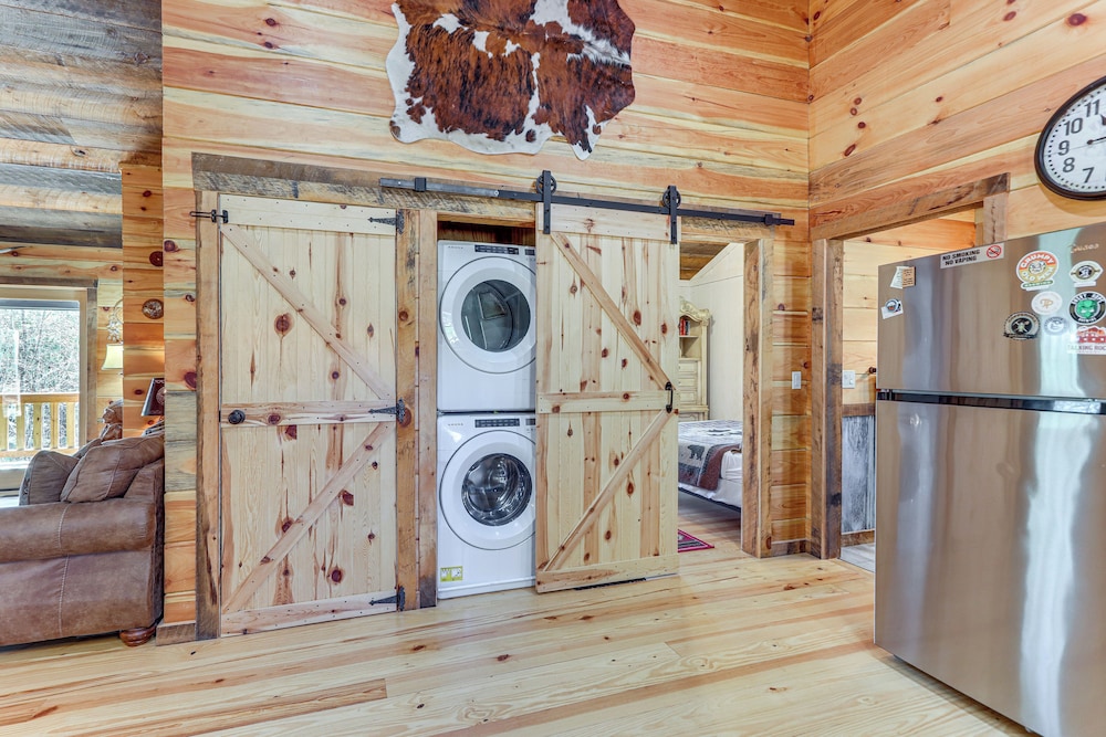 Couple's Retreat: Mtn-view Cabin in Blue Ridge!