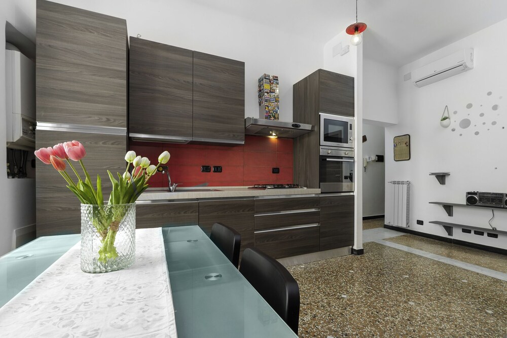 ROSA HOMES - THE RED