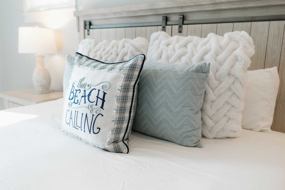 Walk to Beach, 2 Shared Pools, Enclosed Porch, Bikes 30A Hideaway by Avantstay