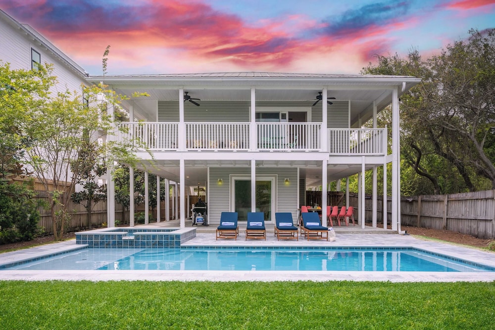 Dolphin Days by Avantstay Pool, 0.2mi to Beach!