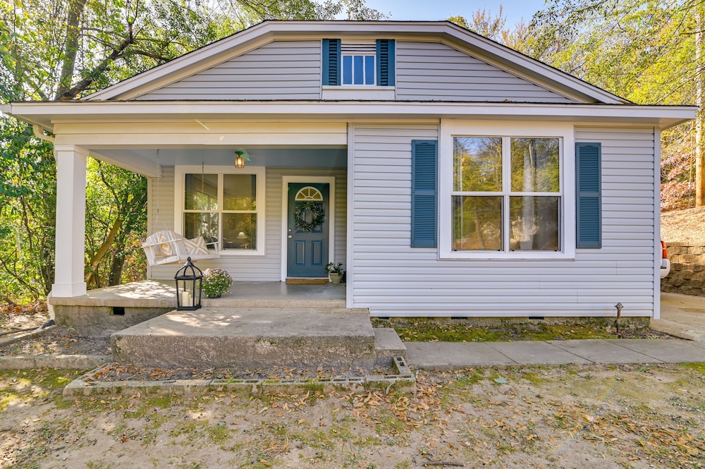 Oxford Vacations - Centrally Located Home  Steps to Oxford Square! - Property Image 2