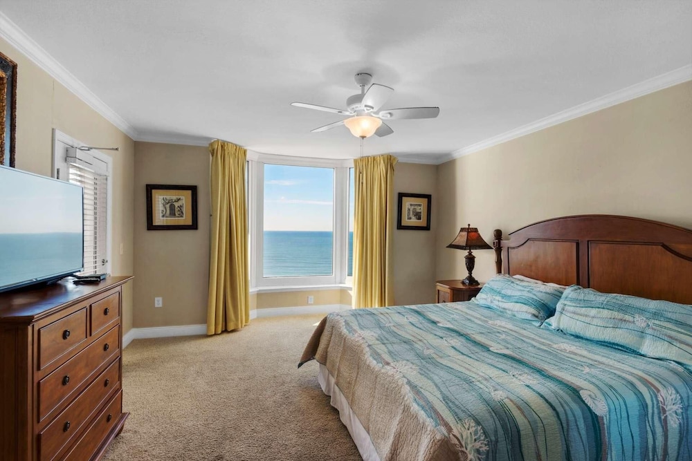 Emerald Beach Resort 2 Bedroom Apartment view 5