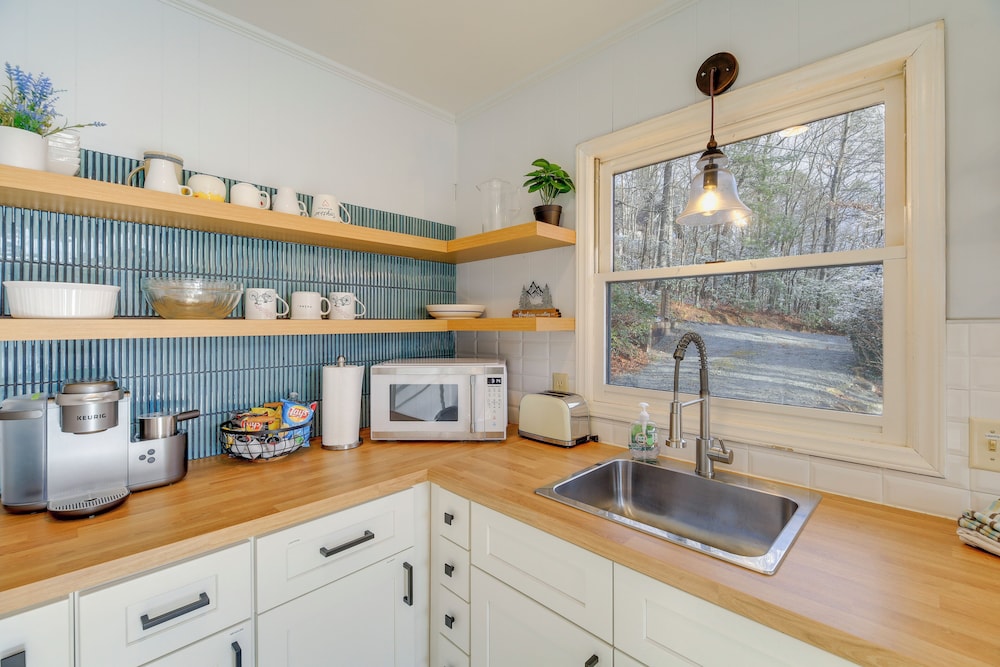 Blue Ridge Mountains Cabin w/ Community Perks!