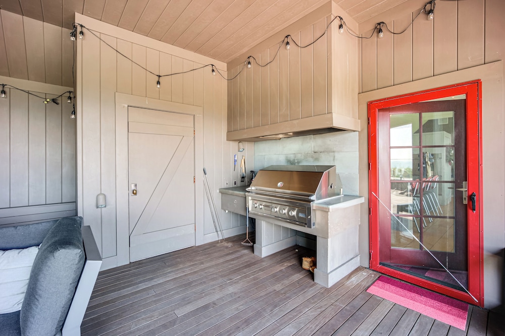 Group-friendly Newbury Stunner: Home Gym, Hot Tub!