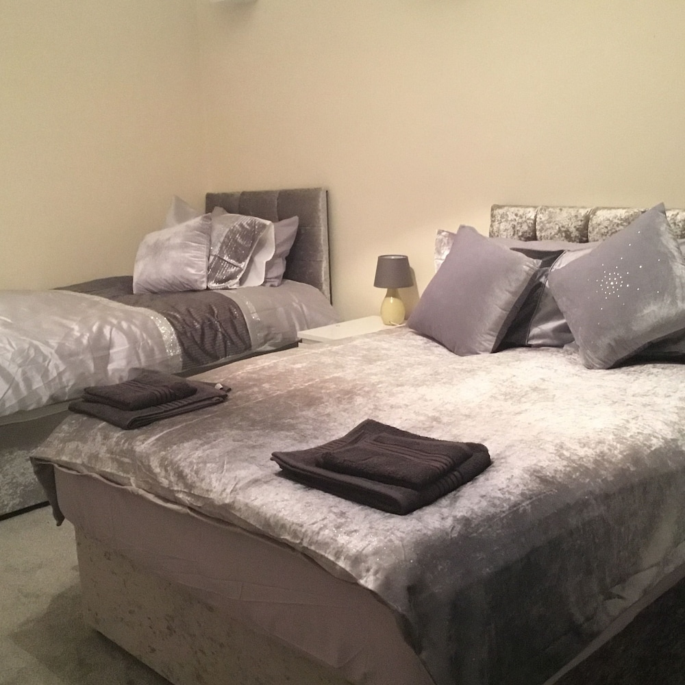 Paisley central luxury Rooms & Apartment view 3