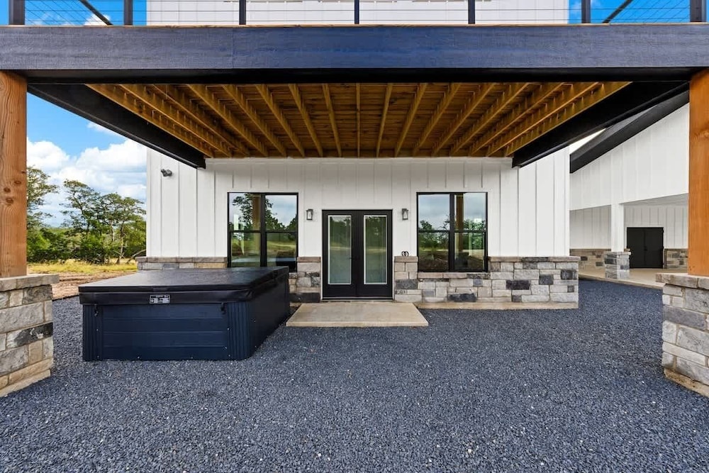 Hill Country Escape W/views Plus, Hot-tub and Pet Friendly!