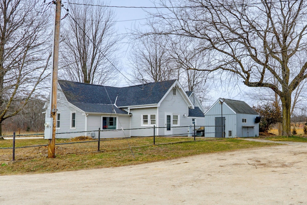 100-year-old Farmhouse in Fulton: 6 Mi to Town!