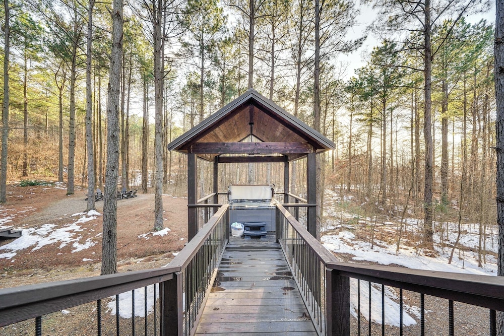 Hot Tub & Game Room: Spacious Cabin in Broken Bow!