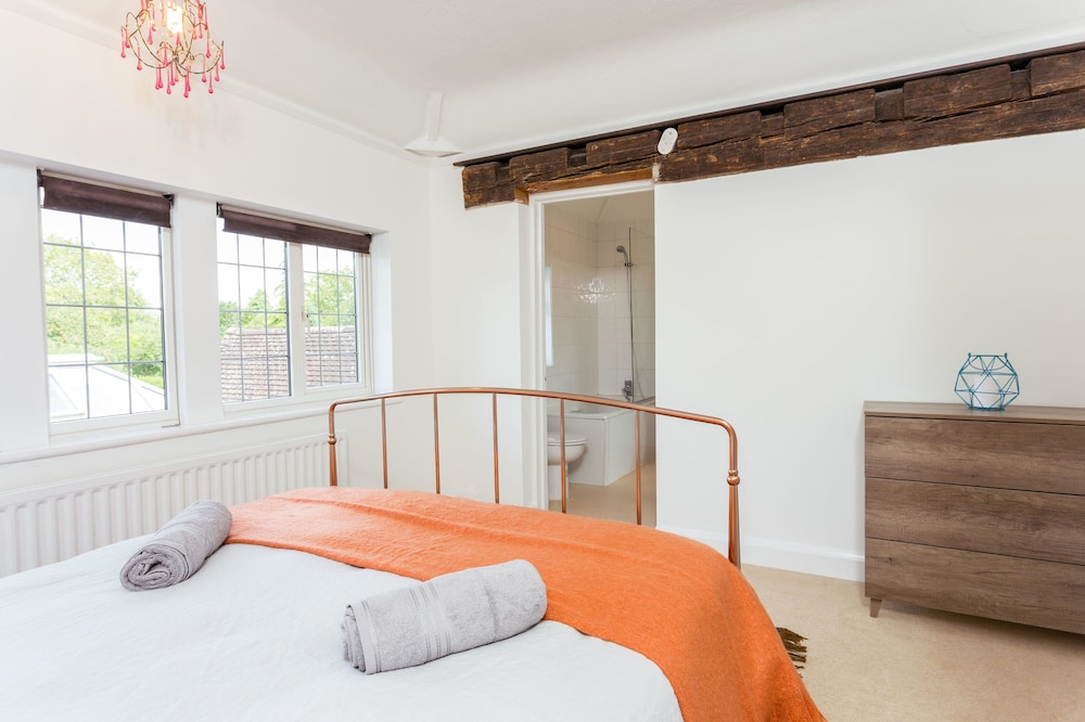 The Queen Edith Place - Lovely 6BDR Home in Secluded Neighbourhood