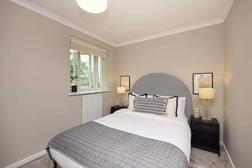 Chiswick Townhouse with Garden & Parking