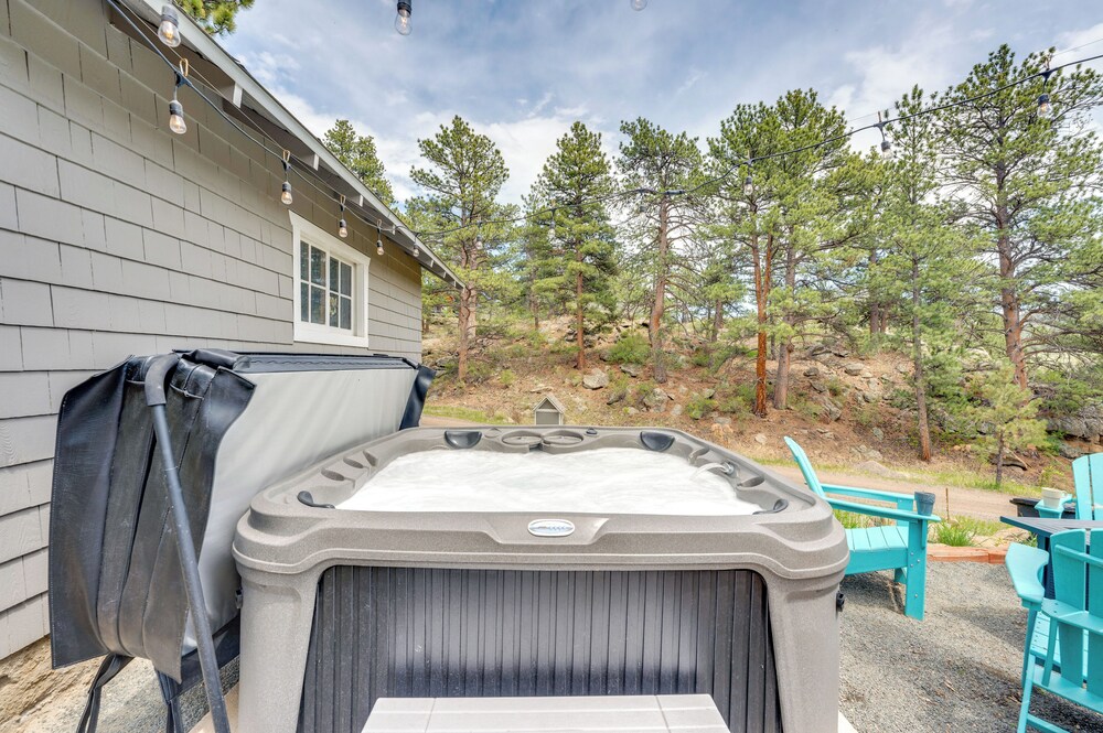 Steps to Estes Lake: Mtn-view Hideaway w/ Hot Tub!