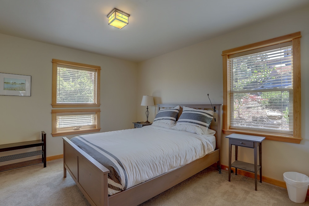 Hutson's Bridgeview **30 Day Minimum** 4 Bedroom Home by RedAwning