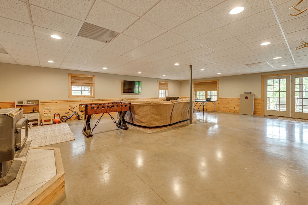 Game Room + Fire Pit: Sprawling Westfield Retreat!