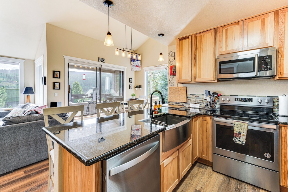 2 Mi to Winter Park Slopes: Mtn-view Condo!