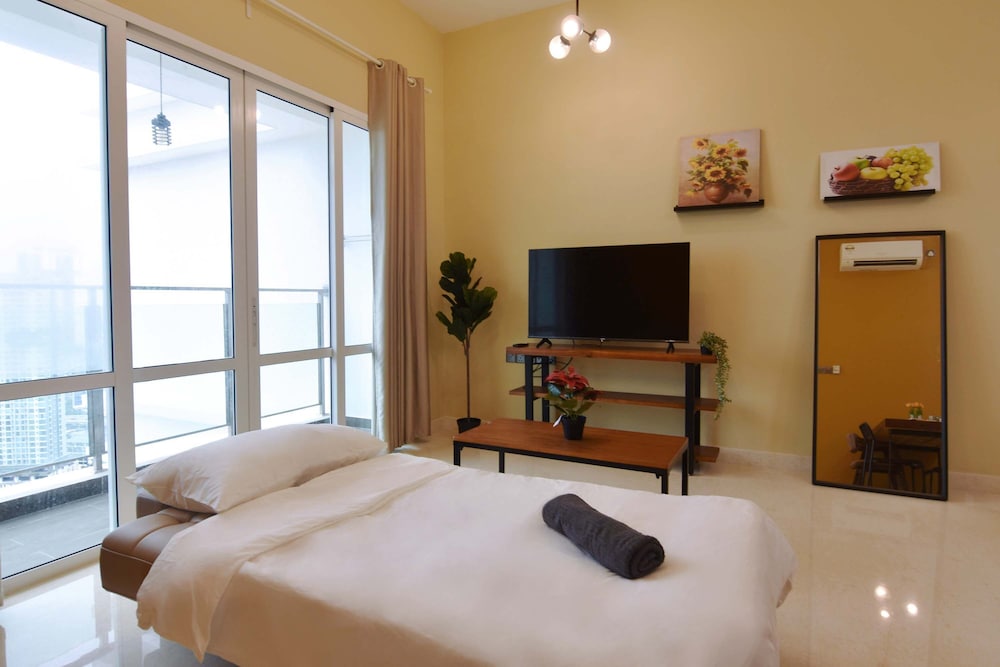 Cozy 1BR Suite at Tritower Steps to JB CIQ