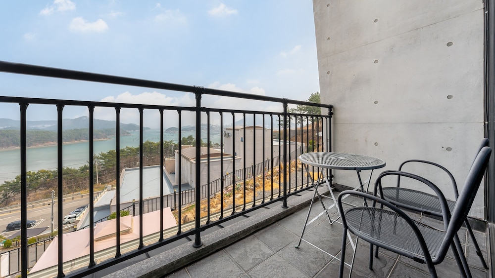 Yeosu Wellstay Pool Villa