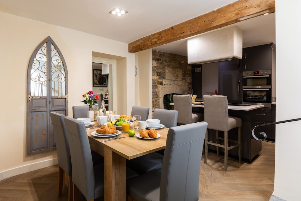 Stylish 4-bedroom Townhouse in the Heart of Bath