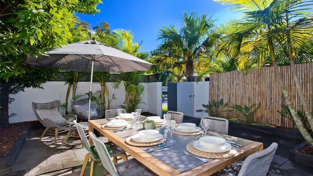 Noosa Parade Townhouse w Terrace
