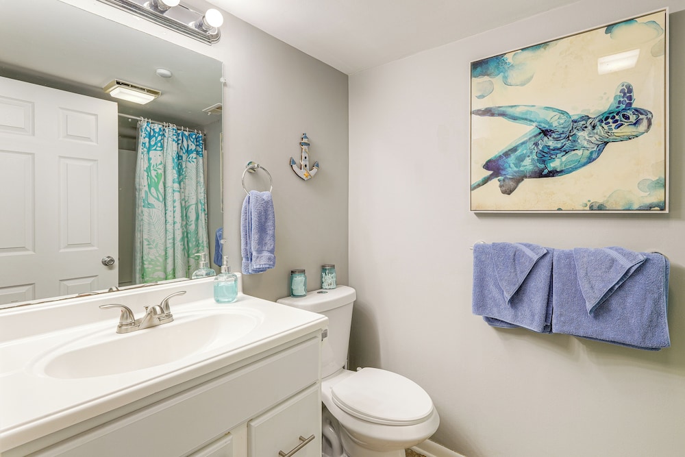 2 Mi to Rehoboth Beach: Condo w/ Pool Access!