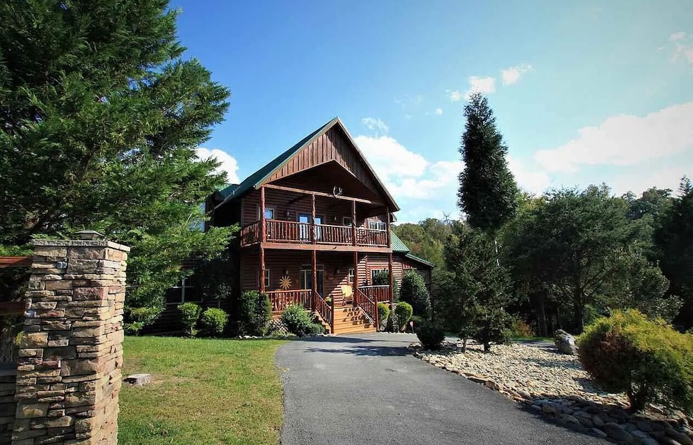 Smoky Mtn Log Cabin w Wet Bar Loft