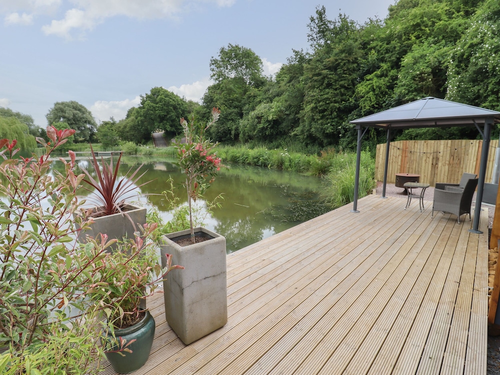 Maple Lodge at Bridge Lake Farm & Fishery