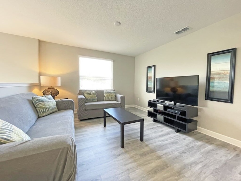 Bamboo Palm 5 Bedroom Home by RedAwning view 3