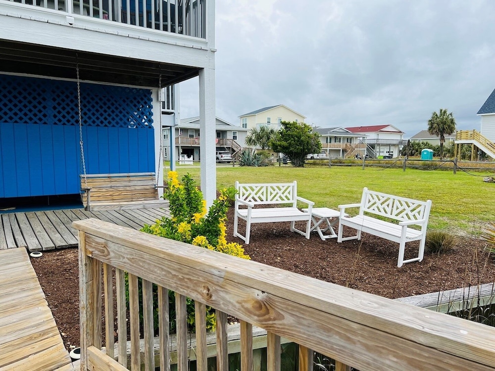 Heaven's Anchor 3 Bedroom Home by RedAwning