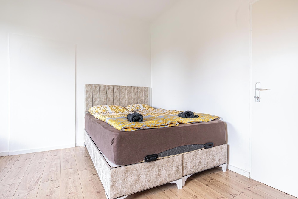 Cozy 3BR Apt with Garden Sleeps 10