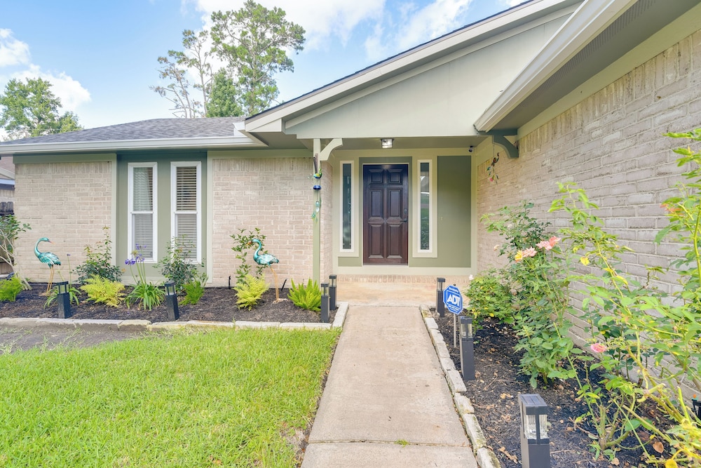 Golf & Get Outside - Family Home in Houston!