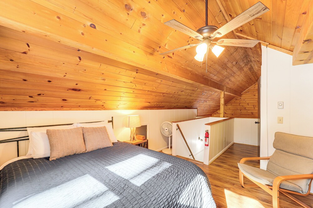2 Mi to Skiing: Blue Ridge Mtn Cabin w/ Hot Tub!