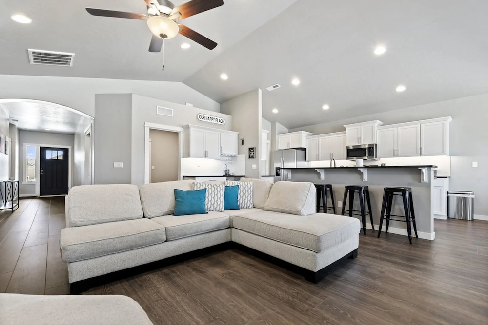 Relaxing Stay Pet Friendly King Near the Lake