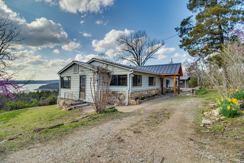 Henderson Cabin w/ Deck & Scenic Lake Views! view 4