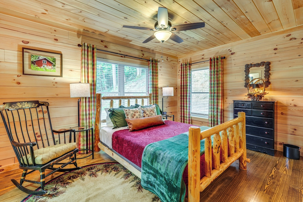 Hot Tub, Game Room & Views: Mars Hill Mtn Retreat!