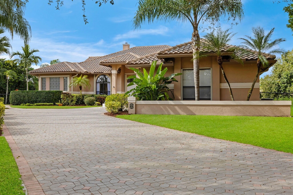 Grand 6BR Plantation Estate w/ Tennis & Pool