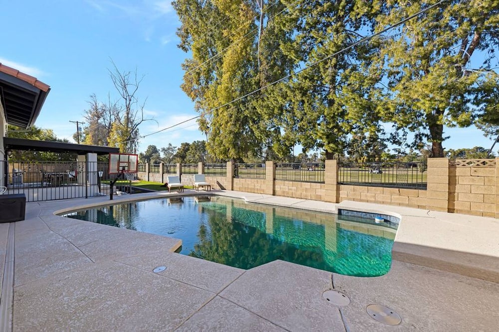 Huge Golf Course Home-free Heated Pool Theatre Gym